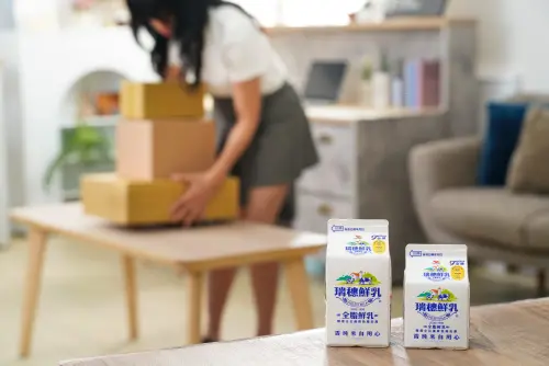 ▲日常搬重物，其實都是全身核心大考。瑞穗鮮乳幫你把蛋白質和鈣質一次補充。（圖／NOWNEWS攝）
