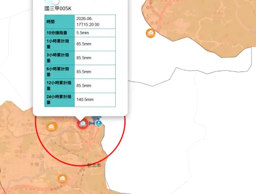 ▲今（17）日15時10分，台北市文山區時雨量85毫米，水利署針對當地發布一級淹水警戒。（圖／水利署）