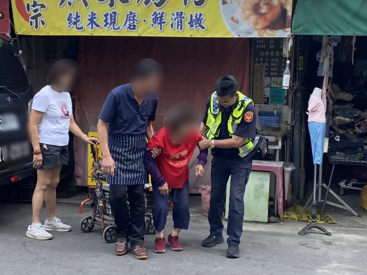 ▲返家路上，員警配合婦人的緩慢的步伐，用最溫暖的節奏陪伴她平安返家。(圖/記者鄧力軍翻攝)