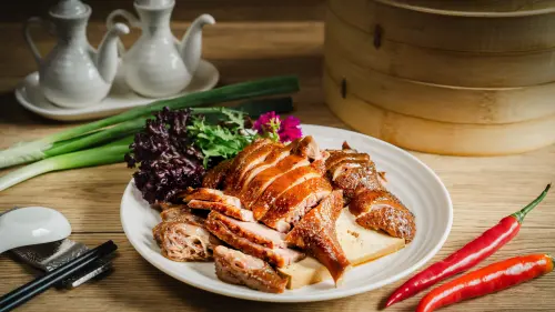 ▲ 「賀鴨郎 烤鴨粵菜餐廳」平日限定「港味無限暢饗」，集結燒臘拼盤、開胃前菜、海味拼盤、港式點心、港式甜品、經典主食、小農蔬菜與猛火快炒等，以現點現做方式無限供應。（圖／承億酒店提供）
