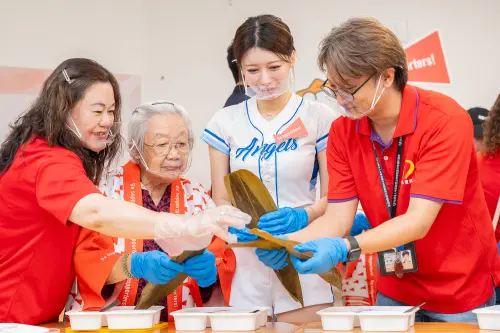 ▲適逢端午節前夕，李雅英、Jessy也與長輩們一同體驗台式包粽，感受傳統節慶文化。（圖／三得利提供）