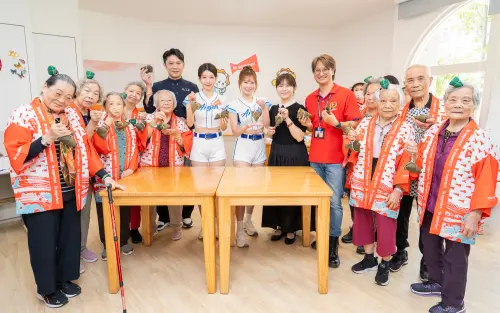 ▲李雅英、Jessy與長輩們合影，還教導他們唱跳。（圖／三得利提供）