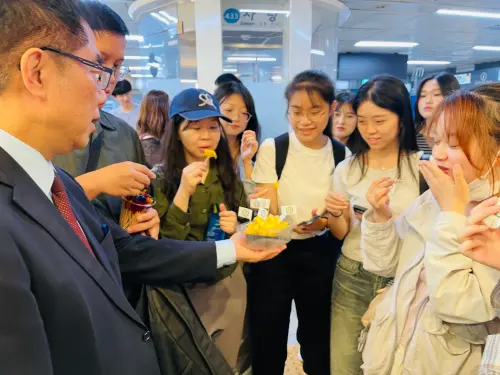 ▲台南市長黃偉哲邀韓國民眾品嘗台南鳳梨，試吃民眾驚呼非常好吃。（圖／南市府提供）