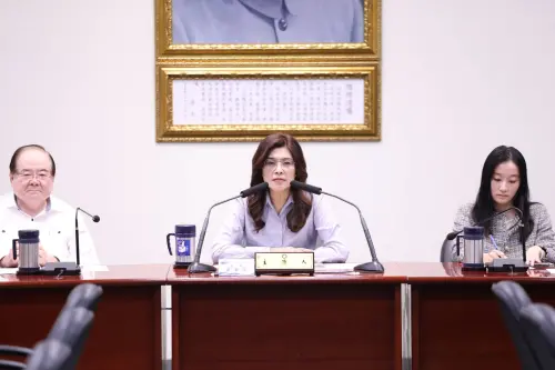 KMT Chair Cheng Li-wun holds a press conference on June 17 after returning from the US. (KMT)