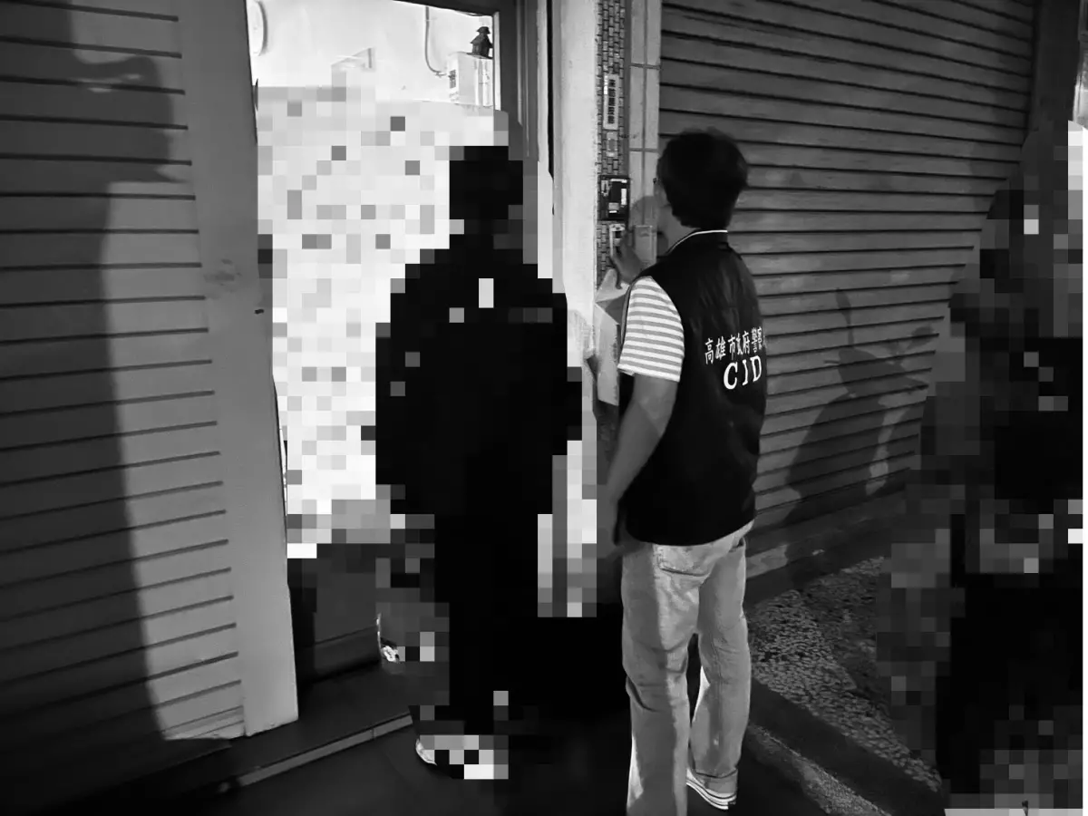 ▲高市少年隊員警將少年小豪帶返住家。（圖／高市警局少年警察隊提供）