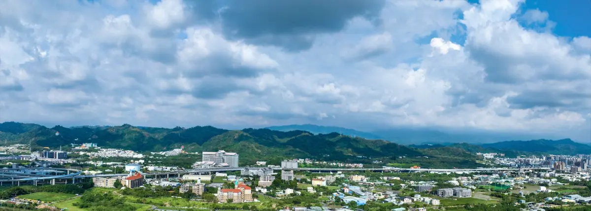 ▲「大城吾界」基地位於三面臨路角地，部分戶別可遠眺大坑山景與綠意景觀，在都市住宅環境中是相對稀有的視野條件。（圖／業者提供）