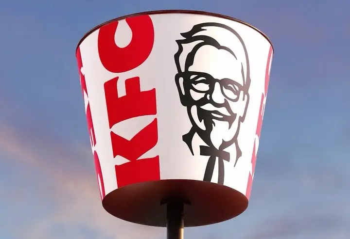 ▲國際知名速食店肯德基（KFC）經典LOGO桑德斯上校肖像即將做出細節調整，引發全球關注。（圖／IG@jkrglobal）