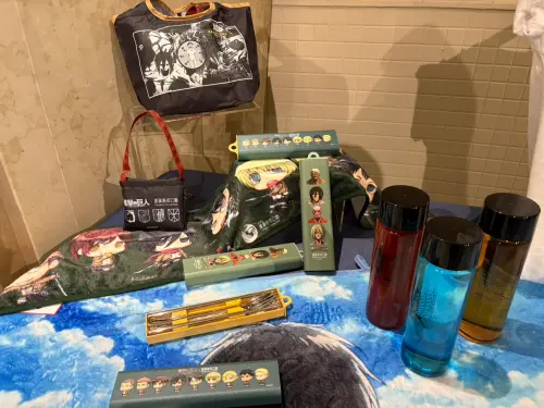 ▲《進擊的巨人》限定聯名商品，包含調查兵團壓克力立牌與聯名水壺等周邊。（圖／記者林若瑋攝）