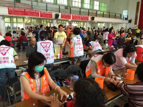 ▲肝病防治學術基金會將醫療不只是限定在醫院裡等待病人，而是主動走向人群，20多年來把醫療與希望送到最需要的地方獲得評審的青睞。（圖／法鼓山人文社會基金會）