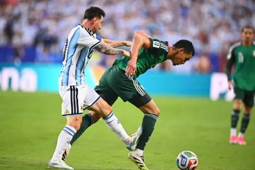 梅西為何躲過紅牌？專家轟：100%出場　FIFA主席詭異微笑輿論炸鍋
