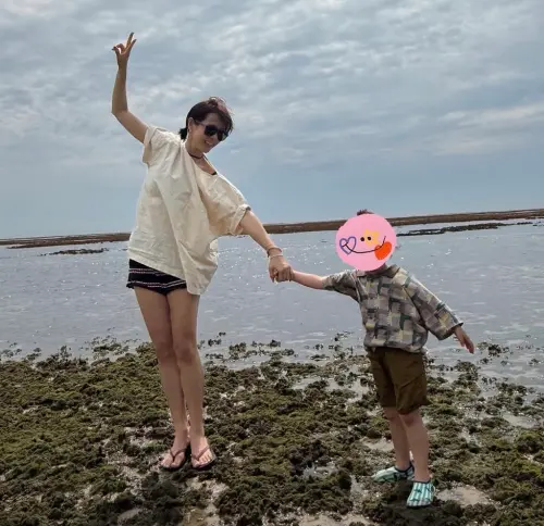 孫藝真家族旅行雙馬尾造型曝光　3歲半兒腿超長！完美繼承玄彬DNA