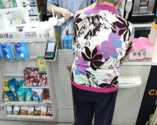阿嬤血壓計沒反應超商求助！店員自掏腰包買電池超暖　總部出手了
