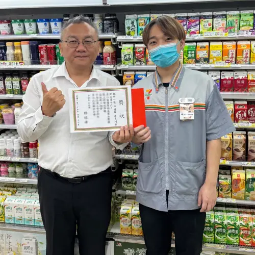 ▲7-11官方Threads帳號今（17）日晚間公布最新進度，公司總部得知原大門市店員的善行後，決定發出紅包和獎狀。（圖／Threads＠7eleventw）
