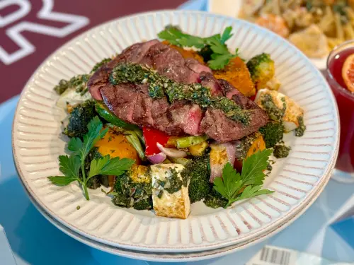 ▲「南美ChimiChurri系炙烤舒肥牛排ft.阿根廷青醬」550元。（圖／記者蕭涵云攝）