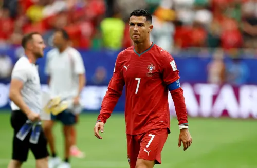 ▲高齡41歲的葡萄牙傳奇球星C羅（Cristiano Ronaldo）在本屆賽事迎來生涯第六度世界盃之旅。然而，受限於年齡與體能退化，這位國家隊英雄如今成為了牽動球隊奪冠機會的最大雙面刃。（圖／路透／達志影像）