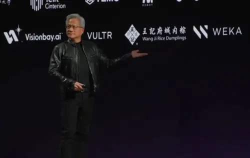 ▲黃仁勳來台演講時，背板出現王記府城肉粽的Logo。（圖／翻攝自NVIDIA GTC Taipei直播）