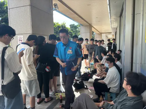 ▲店員說明全店「只有極其限量的32個」，讓排在隊尾的愛好者失望離去。（圖／記者徐銘穗攝）