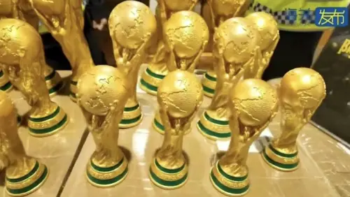 ▲冒牌的FIFA獎盃。（圖／翻攝自中國海關發布）