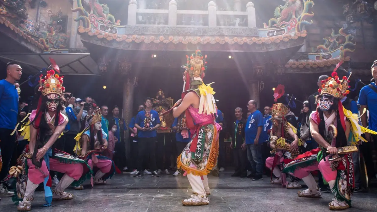 ▲新莊大拜拜後，官將首成員真實職業在網路掀起討論。許多人現身分享，平時其實是博士、工程師、設計師、老師、學生與老闆，讓網友直呼顛覆刻板印象，官將首不是8+9，而是文化傳承者。（圖／翻攝自臉書@中港厝官將首）