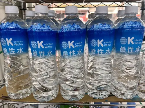 ▲OKmart WATER鹼性水720ml買1送1，平均每瓶10元。（圖／業者提供）