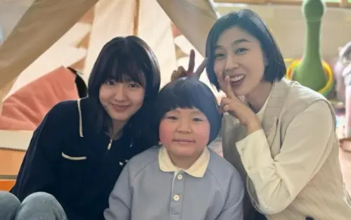 ▲朴智妍（右）在《鐵拳教育》飾演「宇振媽媽」，直接把宋詩安（左）飾演的班導師逼到罹患憂鬱症。（圖／翻攝自朴智妍IG@parkg）