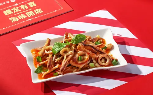 ▲對中身分證，就饗鐵板燒免費招待「雙喜酸辣鮮魷」。（圖／王品集團提供）