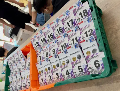 ▲《戰鬥陀螺X》618開賣吸引大批玩家排隊，萊爾富公開清點商品、發放號碼牌等做法，意外獲得網友一致好評。（圖／Threads）