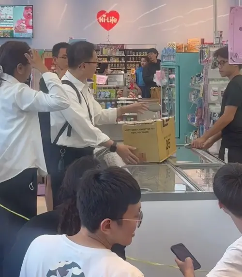 ▲萊爾富主管親自將《戰鬥陀螺X》商品送抵門市，並在玩家面前公開拆箱、清點數量。（圖／Threads）