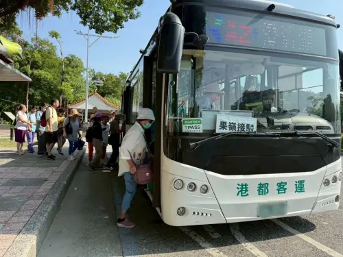 ▲ 高市警呼請用路人儘量避開1車流尖峰時段，最好多利用大眾運輸工具(如公車、捷運、輕軌等)往返，節省您寶貴的行車時間。（圖／高市警交大提供）