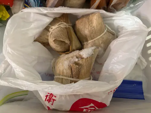 肉粽冰箱冷凍1年還能吃嗎？醫警告「1動作」超毒：電鍋蒸熟也沒用
