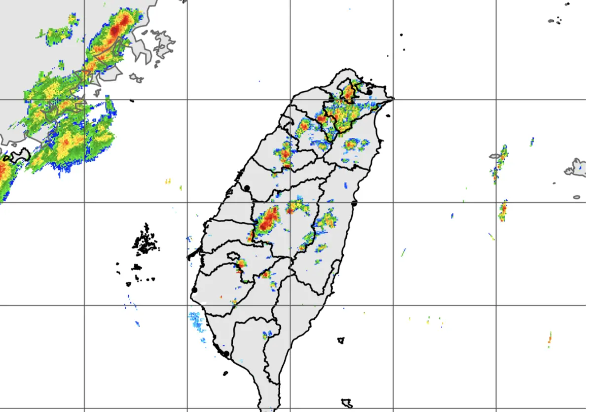 ▲午後對流雲系發展旺盛，易有短延時強降雨，今(18)日大臺北地區及中部以北山區有局部大雨發生的機率。（圖／翻攝氣象署）