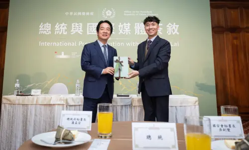 ▲賴清德送上端午限定的艾草香皂給外媒。（圖／總統府提供）