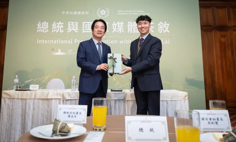    ▲賴清德送上端午限定的艾草香皂給外媒。（圖／總統府提供）  