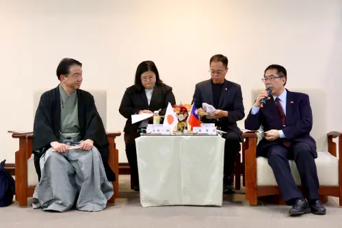 ▲ 台南市長黃偉哲與京都市議會議員寺田一博（左）討論兩市未來交流目標。（圖／南市府提供）