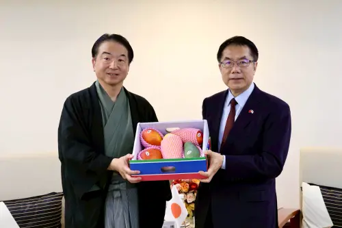 ▲ 台南市長黃偉哲致贈台南芒果給京都市議員寺田一博。（圖／南市府提供）