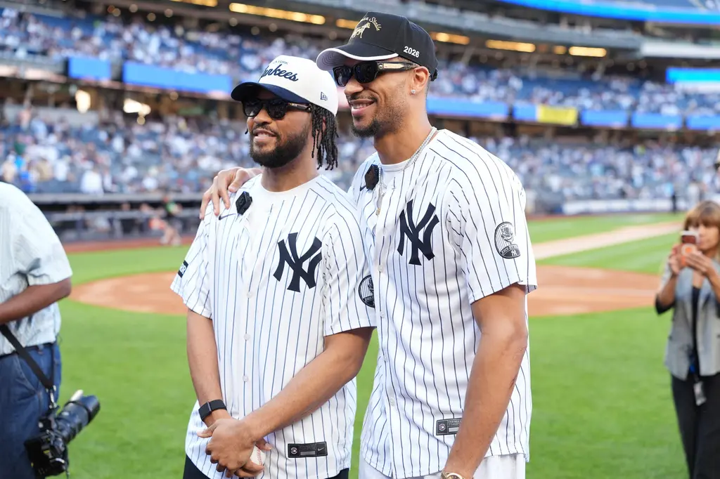 ▲剛率領紐約尼克隊終結53年冠軍荒的NBA奪冠英雄布朗森（Jalen Brunson）與哈特（Josh Hart），此役受邀擔任開球嘉賓。（圖／美聯社／達志影像）