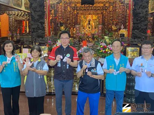 ▲ 高市議員林智鴻（右）與鳳山在地里長聯名擴大推出平安御守，限量700份將免費送給取午時水的民眾。（圖／記者郭凱杰攝,2026.06.18)