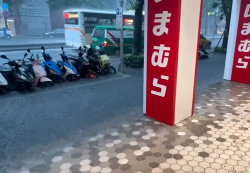 ▲中山區路面積水達半個機車輪胎高，車輛經過濺起大量水花。（圖／翻攝自Threads@brianlan988）
