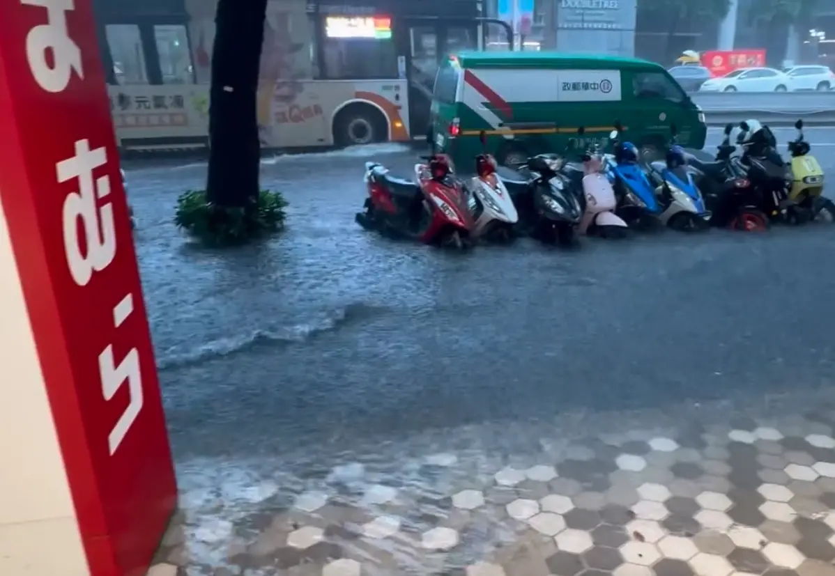 ▲雙北18日下午短時間降下驚人雨量，西門町、中山區及永和區陸續傳出道路淹水，部分路面積水達半個機車輪胎高，車輛經過濺起大量水花，也有民眾直擊蟑螂隨積水現身，畫面相當駭人。（圖／翻攝自Threads@brianlan988）