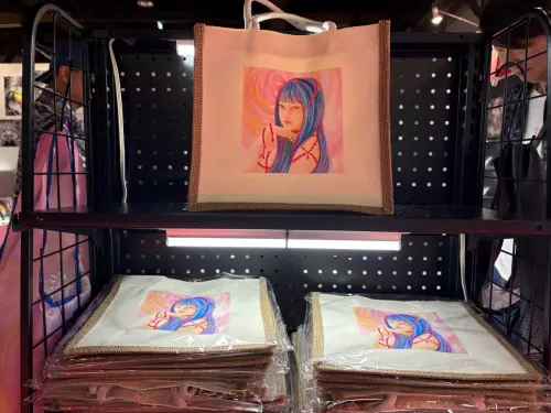 ▲圖／《伊藤潤二展 誘惑》推出彩色版《富江》托特包等限定周邊。（圖／記者林若瑋攝）
