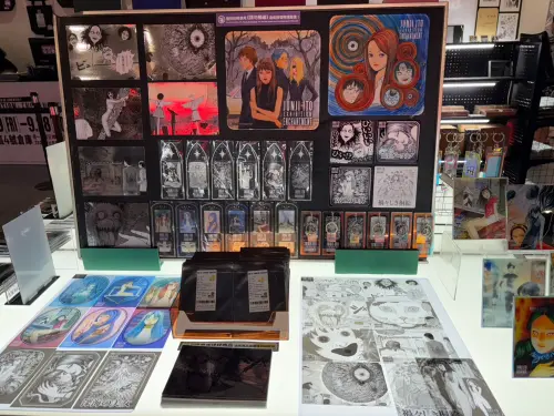 ▲圖／展場周邊區販售明信片、吊飾、資料夾等多款限定商品。（圖／記者林若瑋攝）