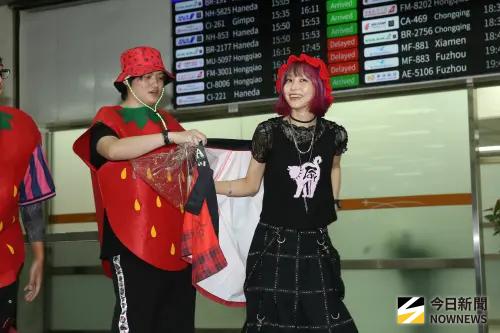 LiSA來台超親民！讓粉絲幫她穿外套戴帽子　路人看傻：不像大明星