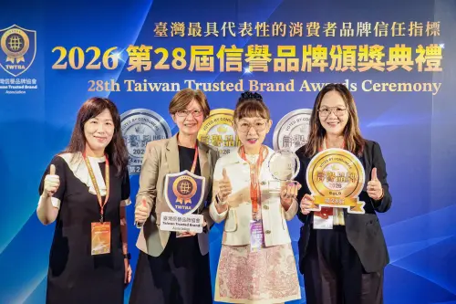 ▲遠東百貨榮獲2026信譽品牌金獎，由副董事長徐雪芳（右二）率領團隊出席頒獎典禮，共同分享品牌榮耀時刻。（圖／遠百提供）