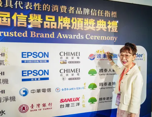 ▲遠東百貨榮獲2026信譽品牌金獎，副董事徐雪芳於品牌榮耀牆簽名留念，見證品牌深獲消費者肯定的重要時刻。（圖／遠百提供）