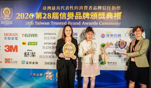 ▲遠東百貨榮獲2026信譽品牌金獎，由副董事長徐雪芳（中）代表領獎，與商品一部副總詹萃華（左）、管理本部副總劉儀婷（右）共同分享榮耀時刻。（圖／遠百提供）