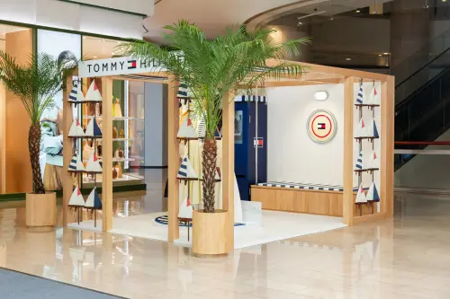 ▲TOMMY HILFIGER「夏日航海假期」快閃店，在台北101打造海灘涼亭。（圖／TOMMY HILFIGER提供）