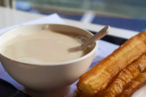 Soymilk and fried dough sticks are classic Taiwanese breakfast combination. (Wikimedia Commons)