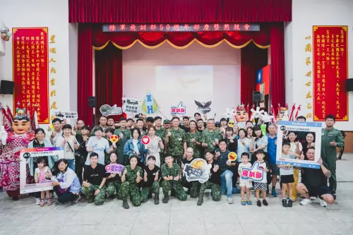 ▲陸軍飛訓部舉辦50週年部慶，由指揮官張侯天汶主持，邀請官兵眷屬入營同慶，共同見證飛鷹部隊榮耀歷程。（圖／記者莊全成翻攝）