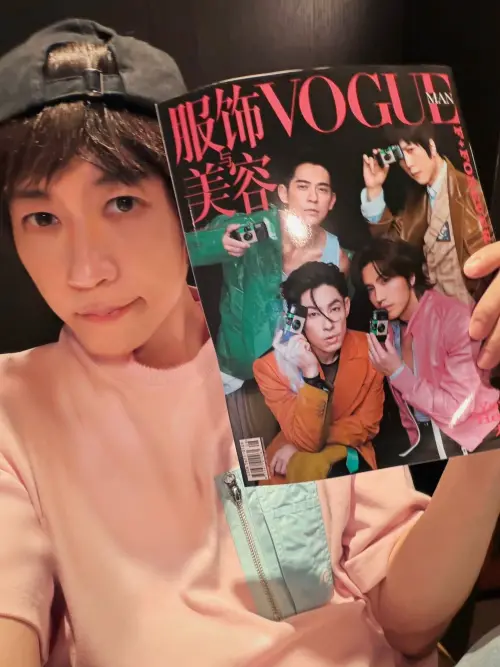 ▲阿信自拍疑似用APP精修下顎線，導致衣服的領口變得模糊不清。（圖／翻攝自五月天 阿信臉書）