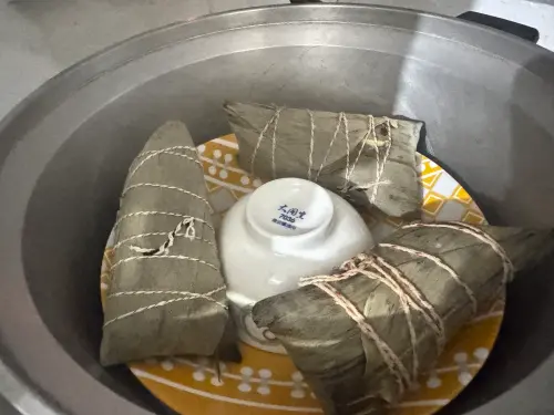 ▲無論電鍋或微波爐加熱粽子，關鍵都在保留水分與避免過度加熱，建議可在電鍋內倒扣杯子減少蒸氣回流。（圖／記者鍾怡婷攝）